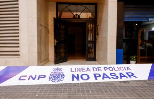 Buscan a un hombre por matar a su padrastro de un fuerte golpe en la cabeza en Valencia