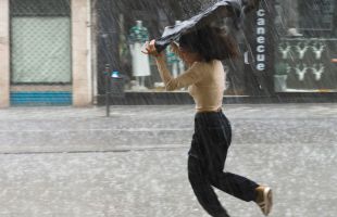 El tiempo: aviso por tormentas y lluvia en cinco comunidades