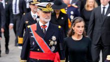 Los Reyes de España participan en el cortejo fúnebre de Harald V