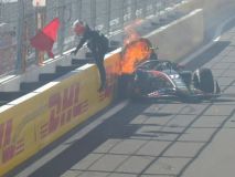 GP España. Crónica del histórico primer día: los pilotos vencen a los muros y un incendio aparatoso