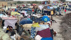 Los inmigrantes de Ceuta extienden el asentamiento de playa del Trampolín a la Benítez