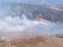 Dos heridos y varias urbanizaciones evacuadas en un incendio forestal declarado en Benahavís