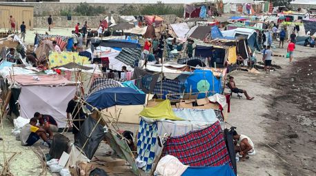 Los inmigrantes de Ceuta extienden el asentamiento de playa del Trampolín a la Benítez