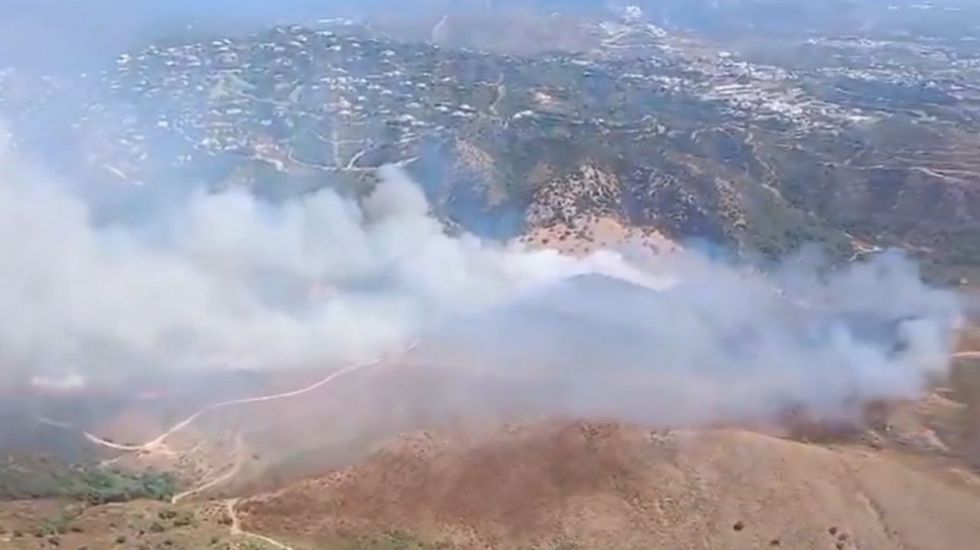 Dos heridos y varias urbanizaciones evacuadas en un incendio forestal declarado en Benahavís
