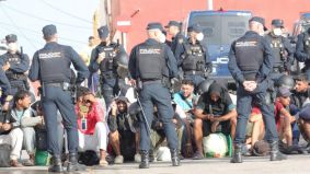 La Policía traslada a 864 inmigrantes a una nueva instalación acondicionada en Ceuta