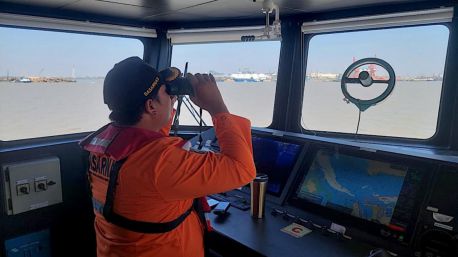 Seis muertos y 130 desaparecidos por el naufragio en un barco en Indonesia
 