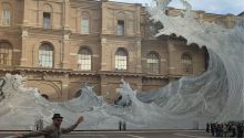 Una enorme ola del artista JR decora la fachada de la Biblioteca Vaticana