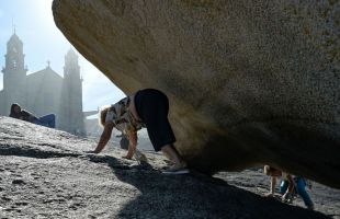 La marea de voluntarios vuelve a Muxía para pisar sus famosas y limpias piedras