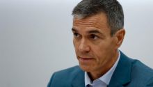 Tezanos, empeñado en dar la victoria a Sánchez: el PSOE cae dos puntos, pero sigue 5,5 por delante del PP