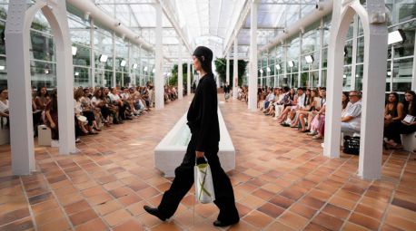 Adolfo Domínguez rejuvenece en la Madrid Fashion Week con experimentación y moda urbana
 