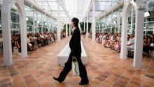 Adolfo Domínguez rejuvenece en la Madrid Fashion Week con experimentación y moda urbana
 