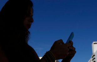La UE vetará las redes sociales a menores de 13 años y las limitará hasta los 15