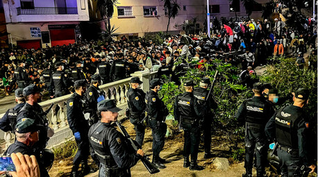 Sindicatos policiales denuncian la falta de previsión en el operativo: cargas, avalanchas, carreras...