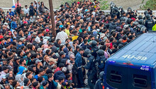Caos durante la operación de traslado de los inmigrantes de las playas al puerto de Ceuta