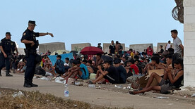 Un vecino de Ceuta, apuñalado por cuatro inmigrantes ilegales en un intento de robo