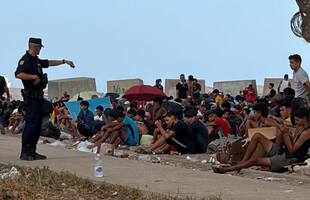 Un vecino de Ceuta, apuñalado por cuatro inmigrantes ilegales en un intento de robo