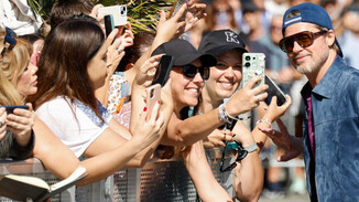 Brad Pitt desata la locura en San Sebastián con media hora de saludos y fotos