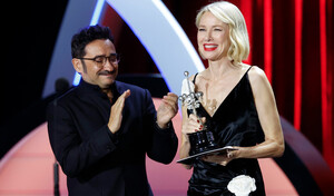 Naomi Watts recibe el Premio Donostia de manos del director José Antonio Bayona