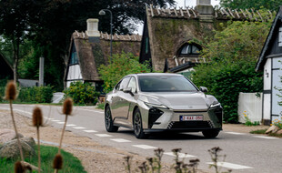 El nuevo Lexus ES combina versiones híbridas y eléctricas con más espacio y tecnología