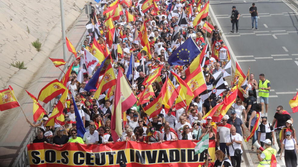 Miles de ceutíes llegan hasta la frontera del Tarajal para protestar por la invasión