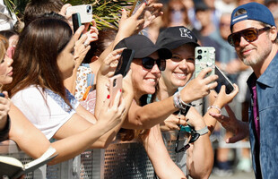 Brad Pitt desata la locura en San Sebastián con media hora de saludos y fotos