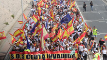 Miles de ceutíes llegan hasta la frontera del Tarajal para protestar por la invasión