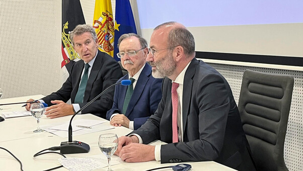 Critica a Pedro Sánchez por mandar 'señales ambiguas' sobre la regularización de inmigrantes.