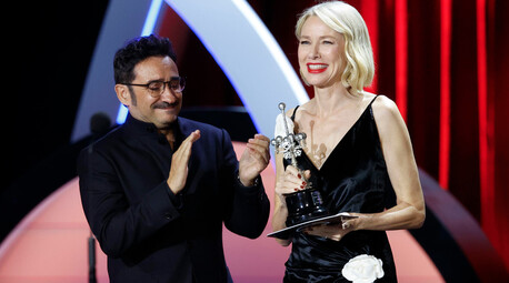 Naomi Watts recibe el Premio Donostia de manos del director José Antonio Bayona