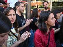 Irene Montero esgrime su condición de eurodiputada en el desahucio de Maricarmen y un policía le contesta: 'Eres una ciudadana como el resto'
