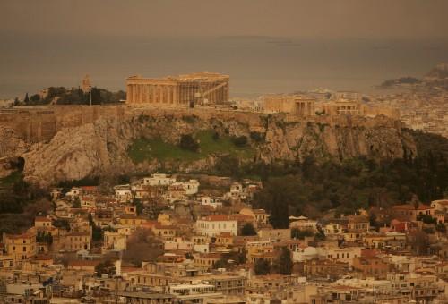 Atenas, roja, por una tormenta de barro