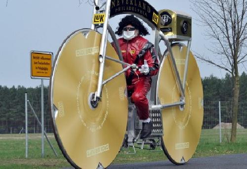 El artista y diseador de bicicletas Dieter (a.k.a. Didi) Senft comienza un paseo para conmemorar al cantante estadoundiense Michael Jackson