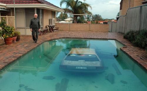 Un coche en la piscina