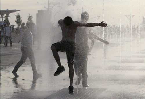 Unos jvenes bailan alrededor de una fuente en Rock in Rio