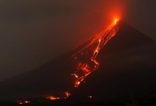 Ros de lava fluyen por tres gargantas del volcn Mayn en la regin central de Filipinas