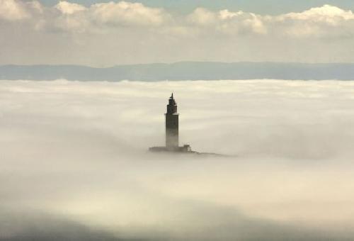 La Torre de Hrcules supera la niebla
