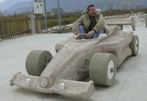 Escultura de un McLaren Mercedes