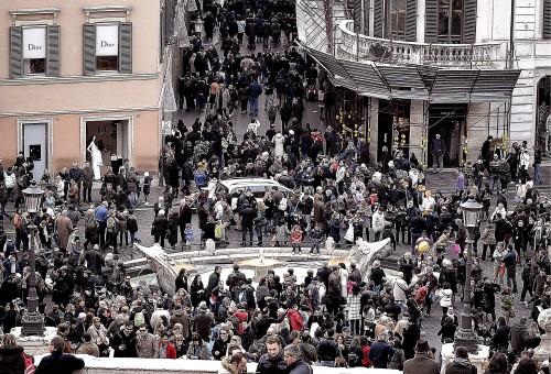 La gente abarrota las calles de Roma por las compras navideas