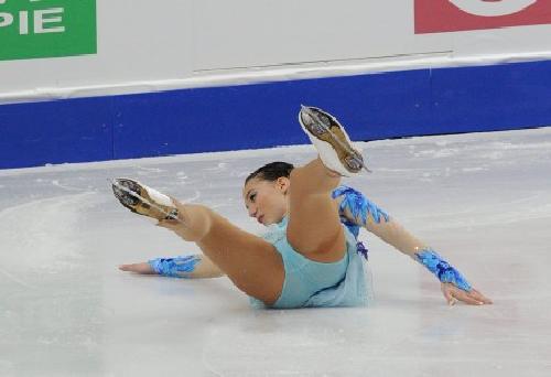 Una patinadora se cae durante los Mundiales de Turn.