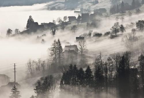 La niebla desciende por una ladera suiza.