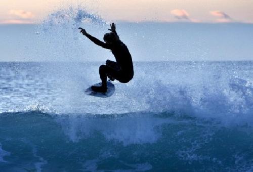 Un surfista realiza una acrobacia en Jeffreys Bay