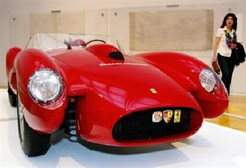 Un Ferrari 250 Testa Rossa de 1957 ha sido vendido por nueve millones de euros en una subasta en Fiorano (centro de Italia), una cifra rcord para un auto del prestigioso constructor italiano.