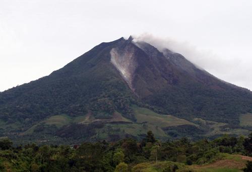Tercera erupcin en una semana del volcn Monte Sinabung en Indonesia.