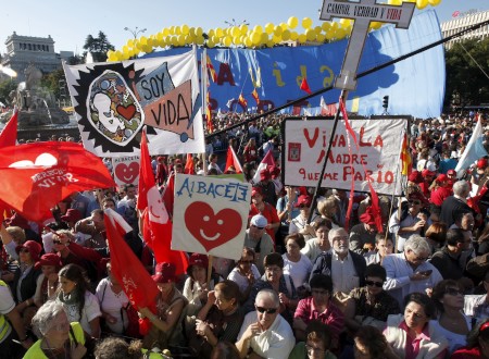 Algunos de los miles de manifestantes que han recorrido algunas de las principales calles de Madrid, en protesta por la reforma de la Ley del Aborto. Al acto, que ha sido convocado por un total de cuarenta asociaciones civiles, han llegado ciudadanos de todos los rincones de Espaa. EFE/ngel Daz