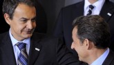 Zapatero y Sarkozy se estrecha la mano durante la cumbre de la UE en Bruselas (Efe)