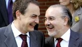 Zapatero y Solbes hablan animadamente.