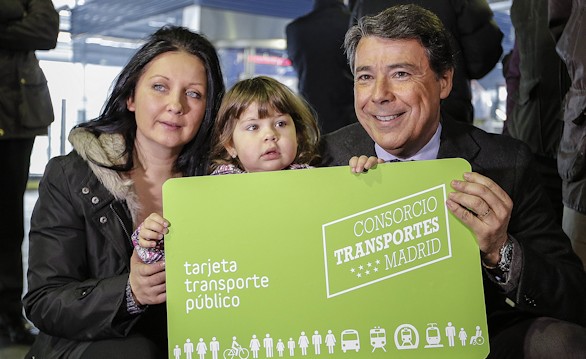 El presidente de la Comunidad de Madrid, Ignacio González, con la nueva tarjeta gratuita para niños hasta 6 años. Foto: Comunidad de Madrid