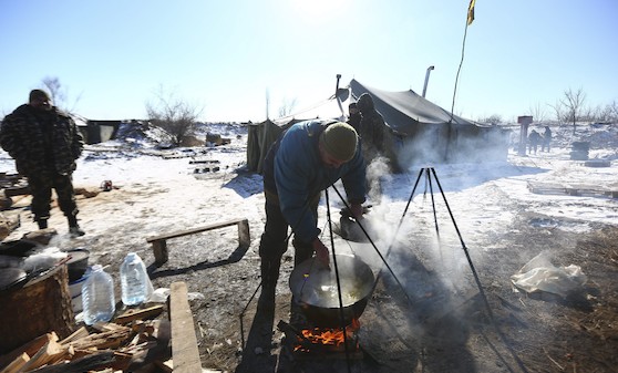 Soldados ucranianos preparan su comida en un campamento militar en Debaltsevo. EFE/SERGEI KOZLOV