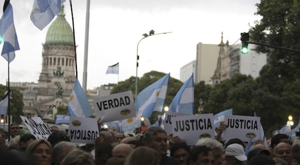 Miles de personas participan en la marcha convocada por los fiscales en homenaje al fiscal Alberto Nisman. Efe