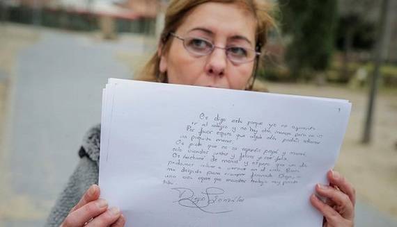 Carmen González, madre de Diego, muestra una copia de parte de la carta que dejó escrita el menor. Efe