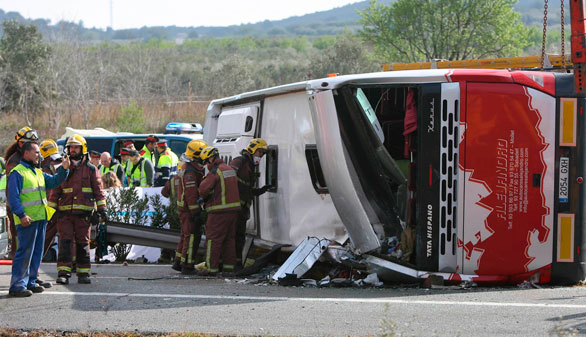 Mueren 13 estudiantes en un accidente de autocar en Tarragona